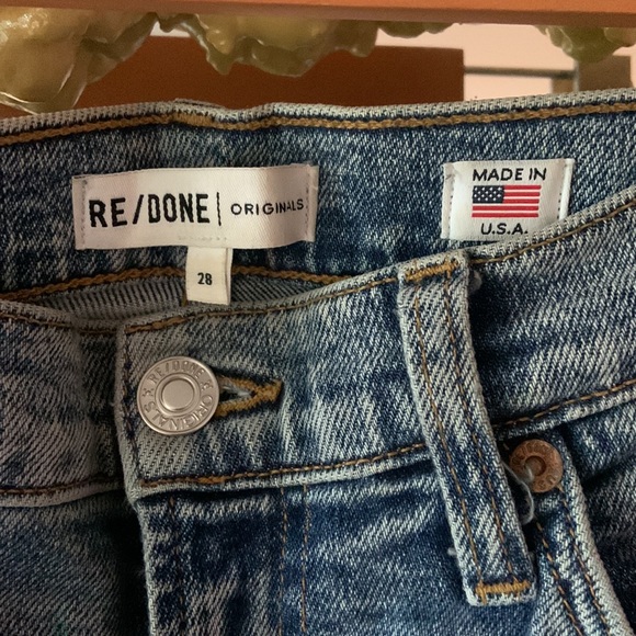 Re/done originals light wash denim, tight fit w a cropped flare - Picture 2 of 2